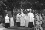 Stepinac predvodi misu za hrvatske postrojbe u Topničkoj vojarni u Zagrebu 21. 6. 1944. i dijeli vojnicima sv. Potvrdu.